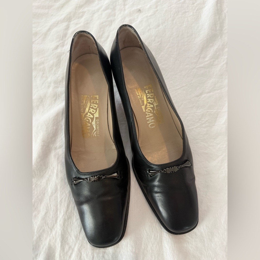 Salvatore Ferragamo Women's Black Leather Pumps GUC 0003